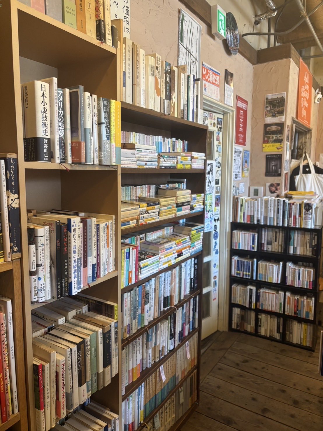 店の扉を開けてすぐのところに所狭しと並んでいる古本の数々