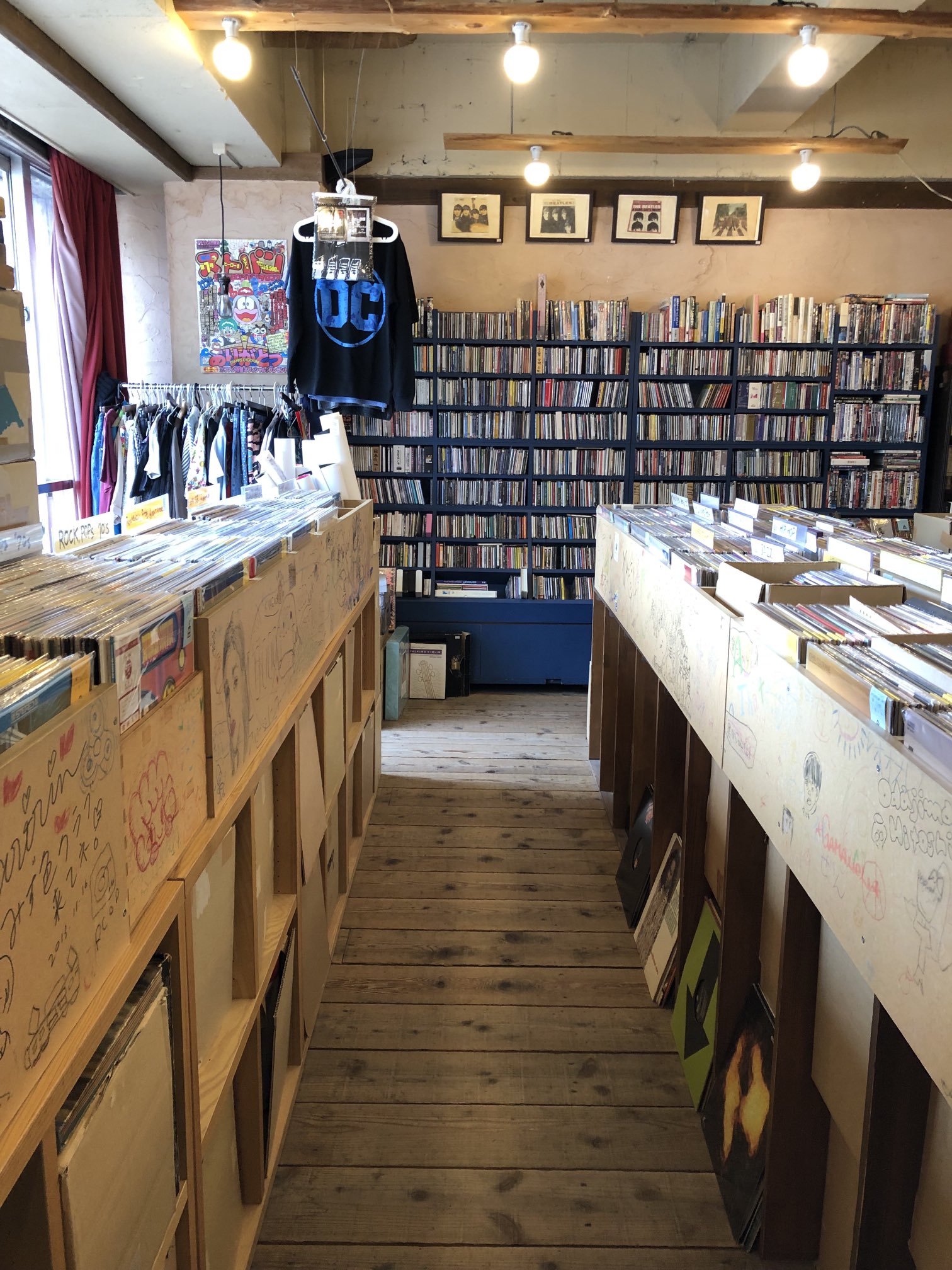 古着などレコード CD 古本以外の商品も並んでいるのが100000tアローントコの案外珍しい特徴である。