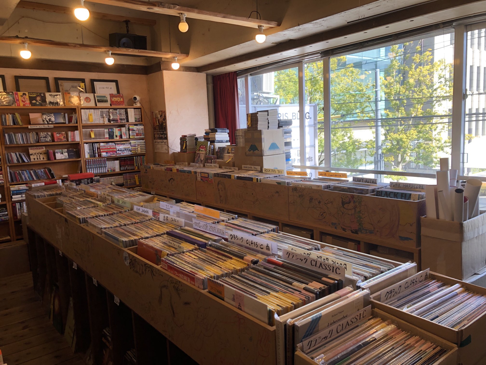 店内の中央に配置されている膨大なレコードの写真
