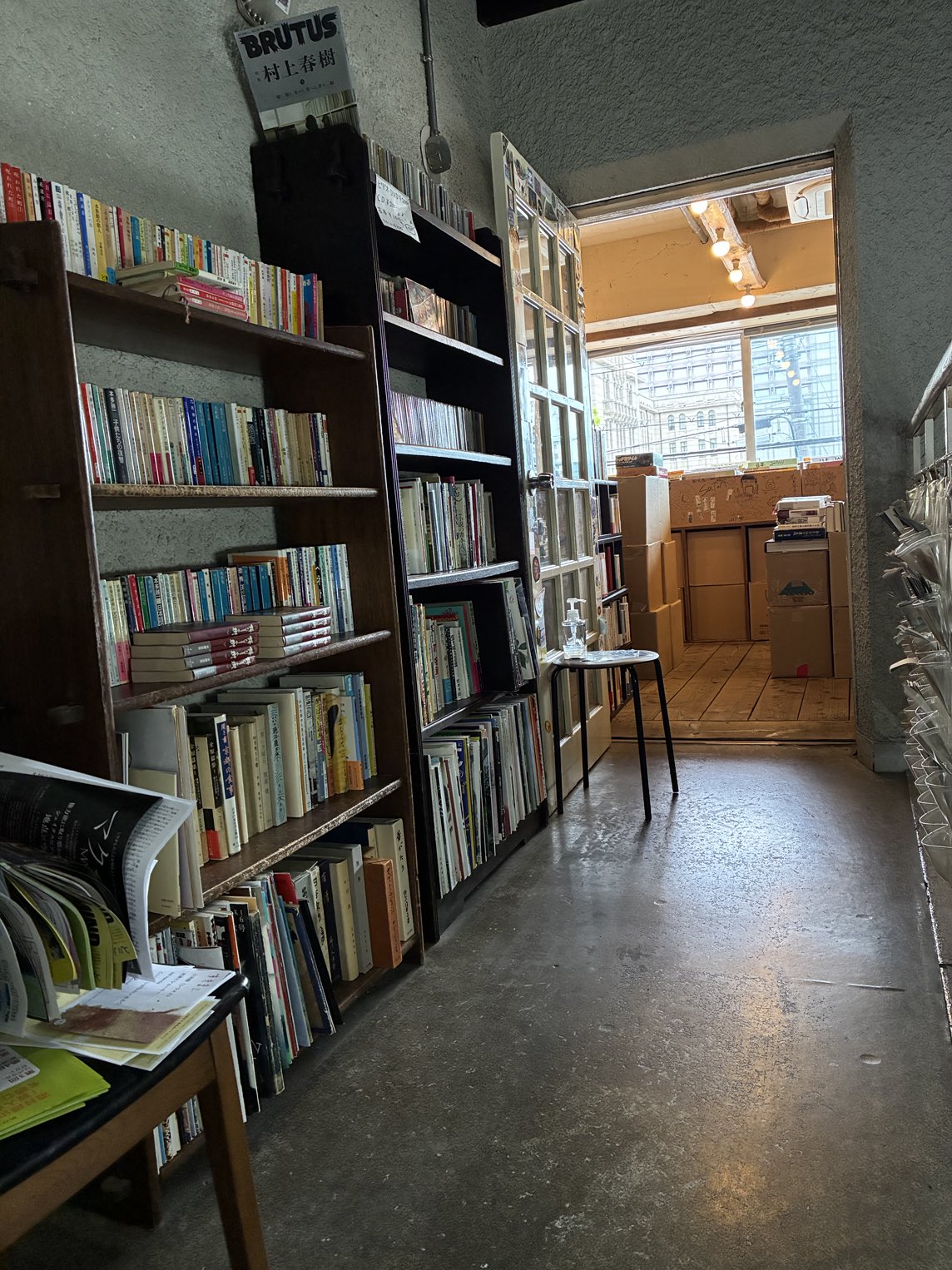 店の入り口手前に設置されている均一料金の本・CDの写真